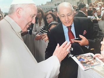 Saludando al Papa en la