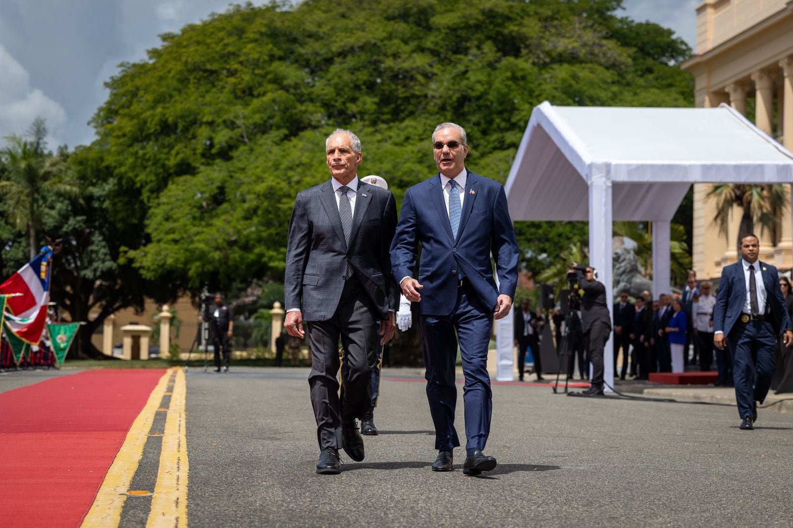 La comitiva hondureña llegó a Santo Domingo con funcionarios de sectores productivos, inversiones y relaciones exteriores para impulsar proyectos económicos conjuntos. (Foto cortesía Presidencia de la República Dominicana)