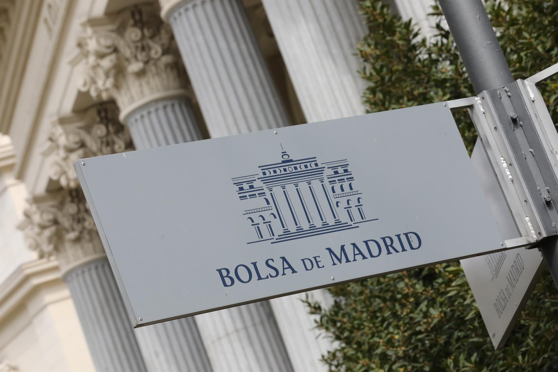 El Ibex 35 abre ligeramente a la baja y se aleja de los 20.200 puntos, con el petróleo al alza