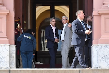 Luis Caputo en la puerta de la Casa Rosada (Fotos: Maxi Luna)