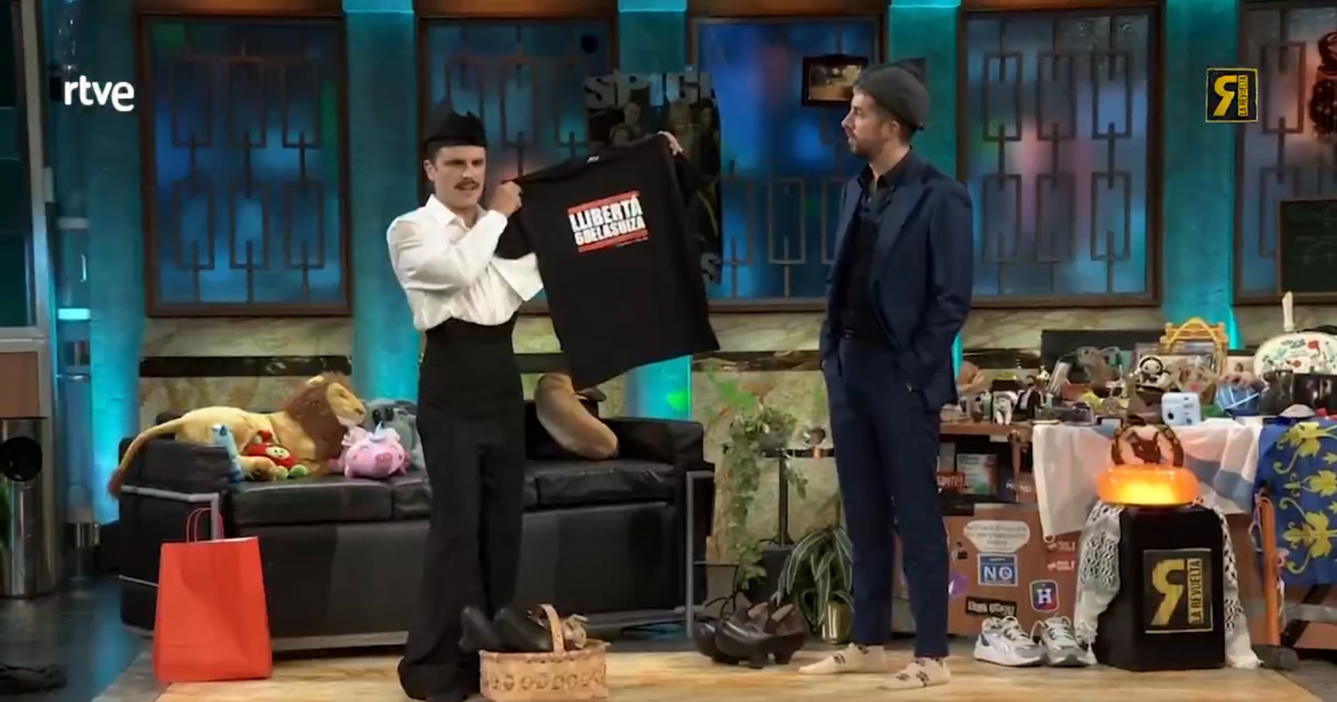 Rodrigo Cuevas mostrando una camiseta con la frase “Libertad para las seis de La Suiza” (La Revuelta)