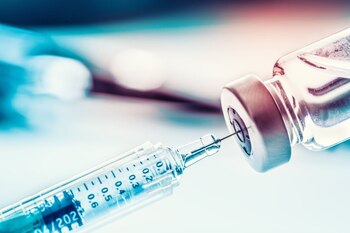 La votación unánime del panel de la FDA recomendó adaptar las vacunas a la variante JN.1