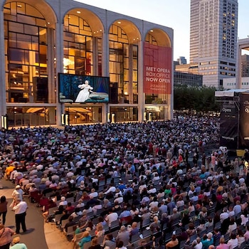 Lincoln Center Plaza se transforma durante el Summer HD Festival en una gran sala de proyección al aire libre, con la fachada del Metropolitan Opera como escenario de fondo.