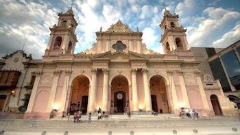 Un motociclista alcoholizado embistió a un grupo de mujeres que peregrinaban hacia la Catedral de Salta