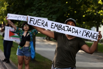 Manifestantes piden la expulsión de la embajada de Israel en Santiago de Chile REUTERS/Ivan Alvarado