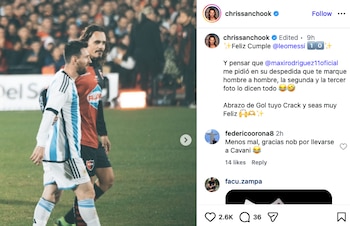 Lionel Messi con camiseta celeste y blanca, brazo sobre el hombro de un hombre con camiseta roja y negra, ambos en un campo de fútbol con público