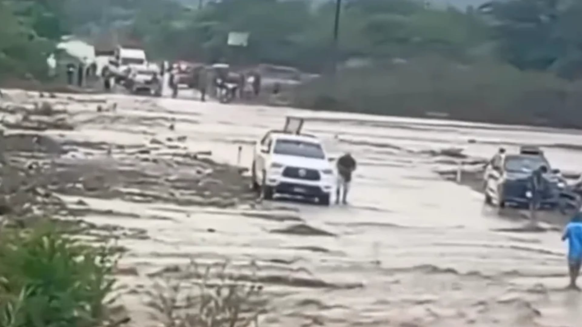 Lluvias extremas en Piura: desborde del río Serrán aisló localidades de Huancabamba y bloqueó la carretera hacia la sierra