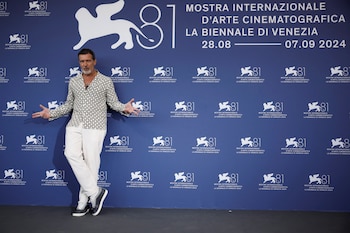 Las zapatillas deportivas aparecen en looks casuales sin romper la coherencia estética (REUTERS)