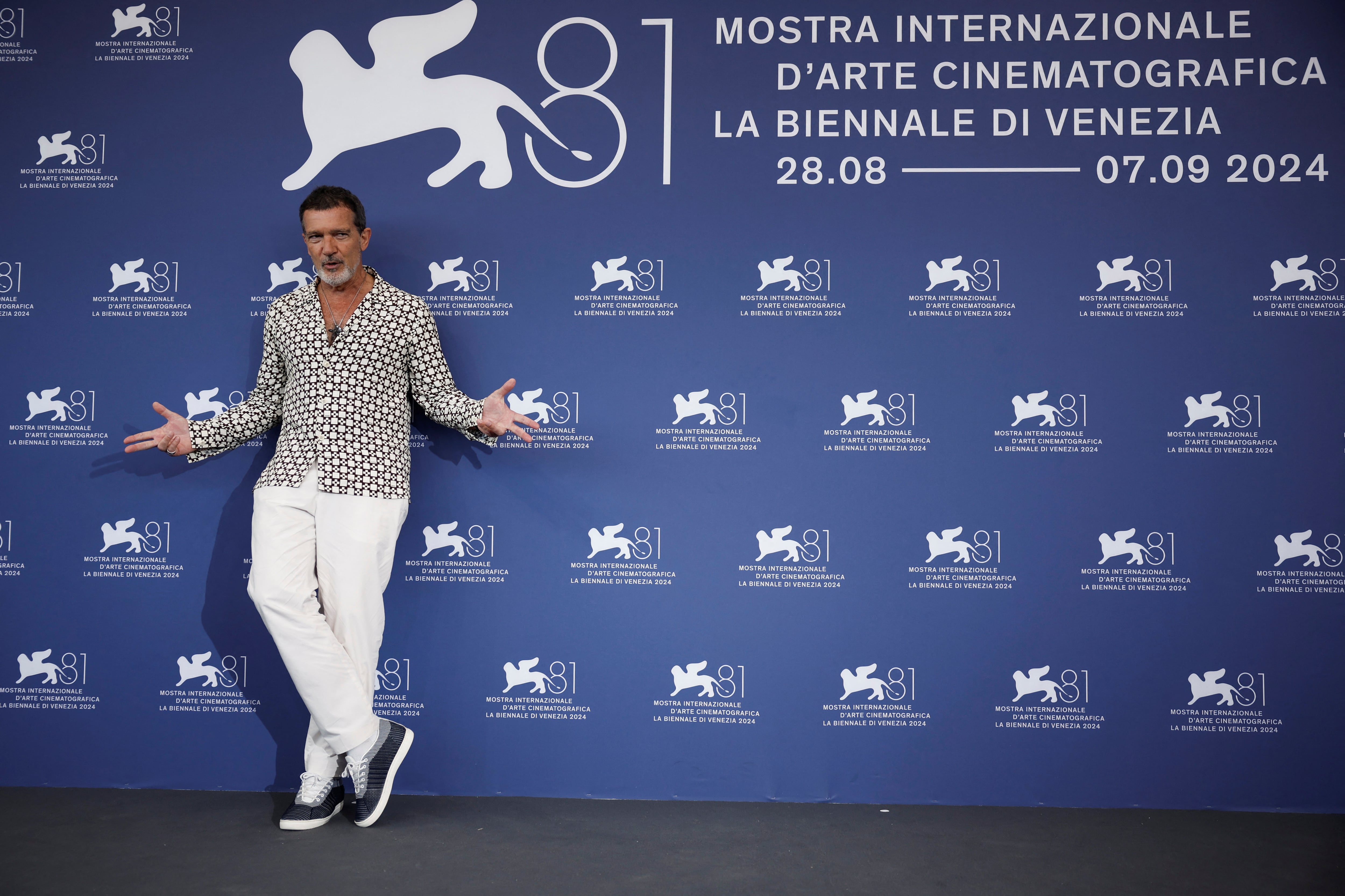 Las zapatillas deportivas aparecen en looks casuales sin romper la coherencia estética (REUTERS)