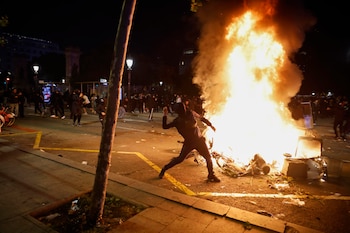 Una concentración de 600 jóvenes en el centro de Barcelona convocada por redes sociales ha derivado este sábado en saqueos de comercios, barricadas, quema de mobiliario urbano y enfrentamiento con los Mossos d'Esquadra. (EFE)