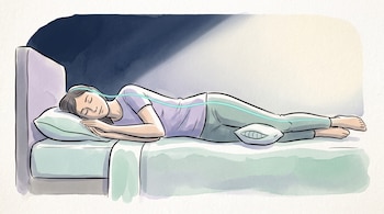 Ilustración de una mujer dormida de lado en una cama con una almohada en la cabeza, otra entre las rodillas y una línea turquesa en la espalda.