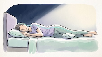 La postura para dormir que especialistas aconsejan evitar si hay dolor de espalda y cómo elegir la almohada adecuada para cada posición