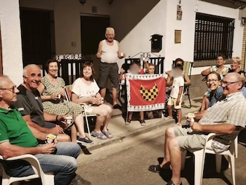 Niños y mayores tomando el fresco en Gelsa. (Ayuntamiento de Gelsa)