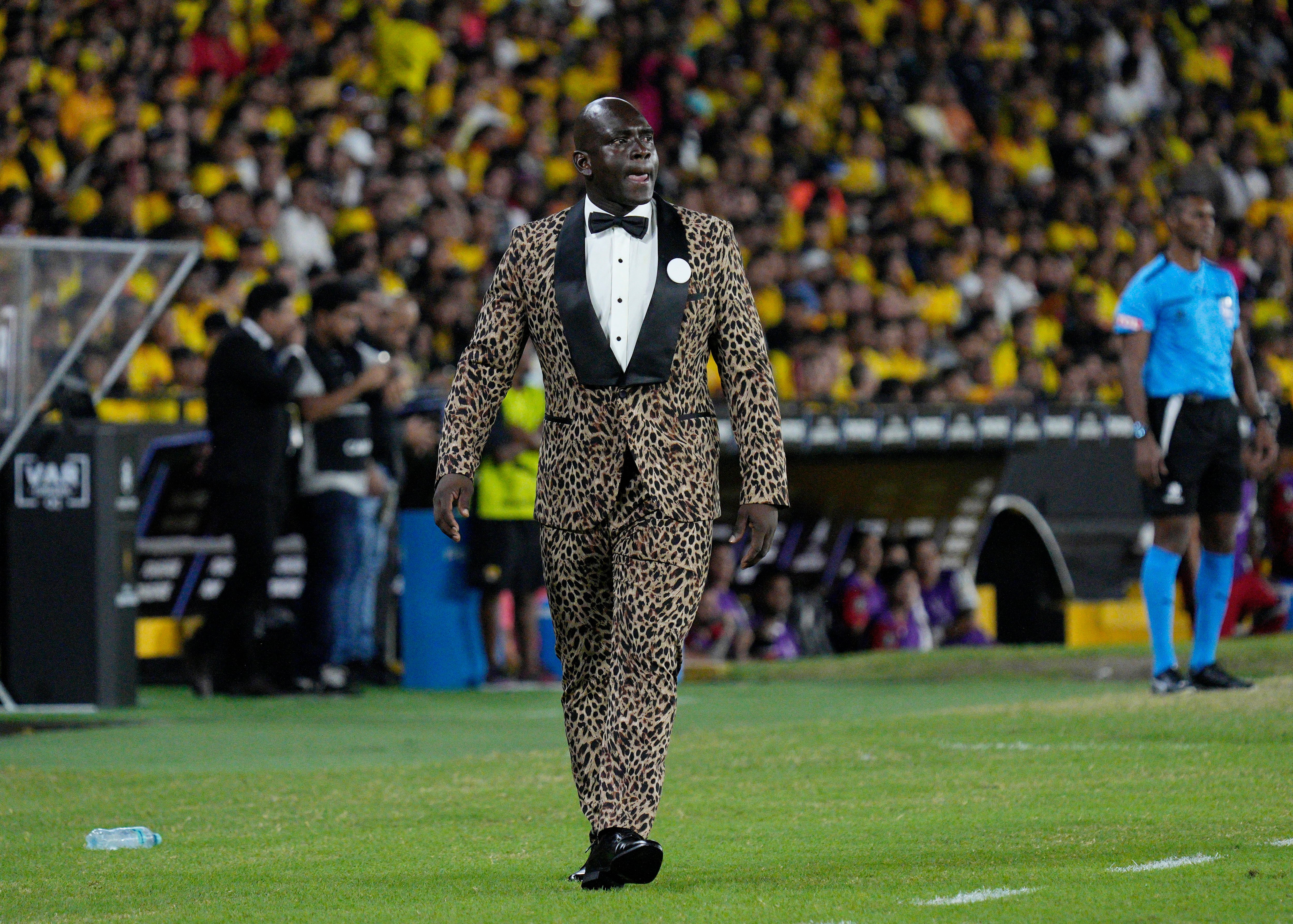 Ante River en Guayaquil, vistió un smoking de leopardo con un pin de lotería que motivó la sanción de 50 mil dólares de Conmebol (Reuters)