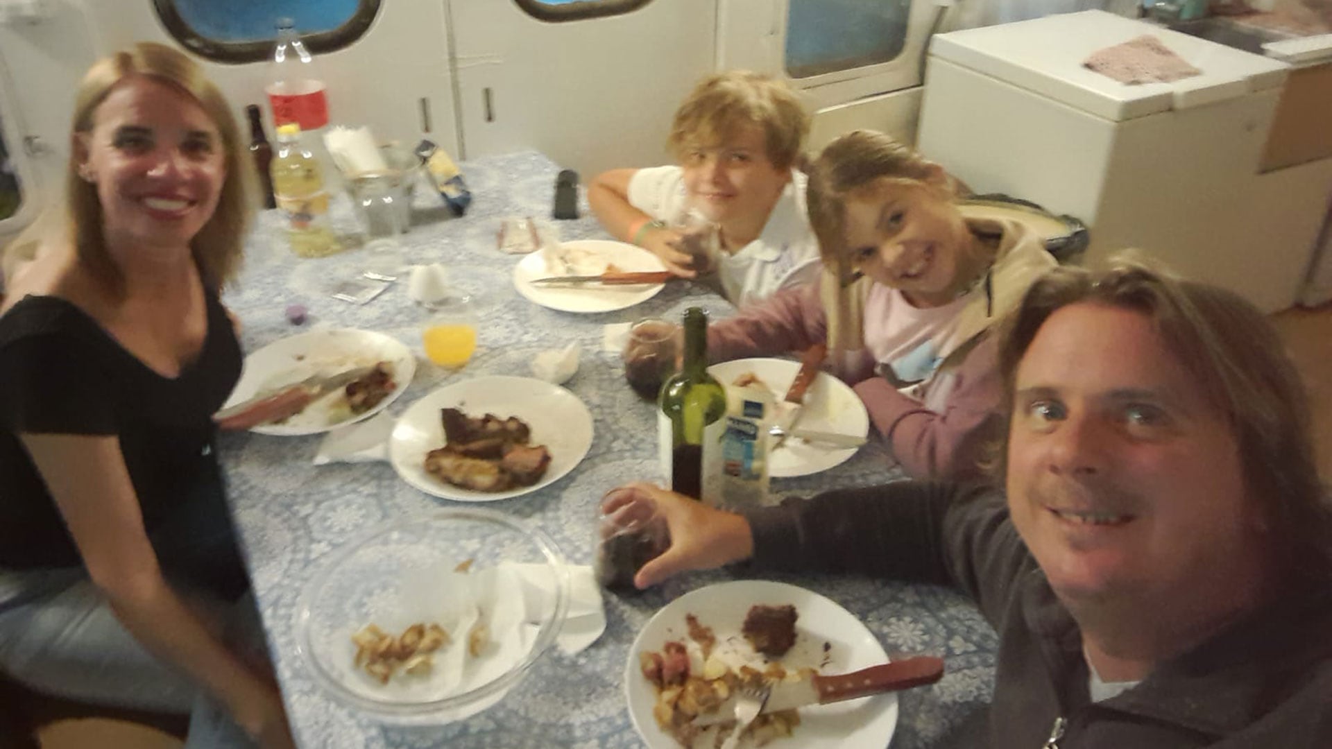 Juan junto a su mujer y sus dos hijos disfrutando de una comida dentro de su casa-vagón