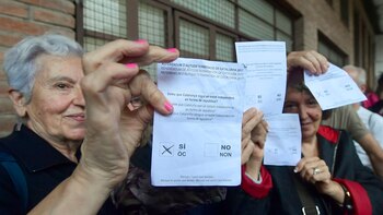 Una mujer sostiene las papeletas