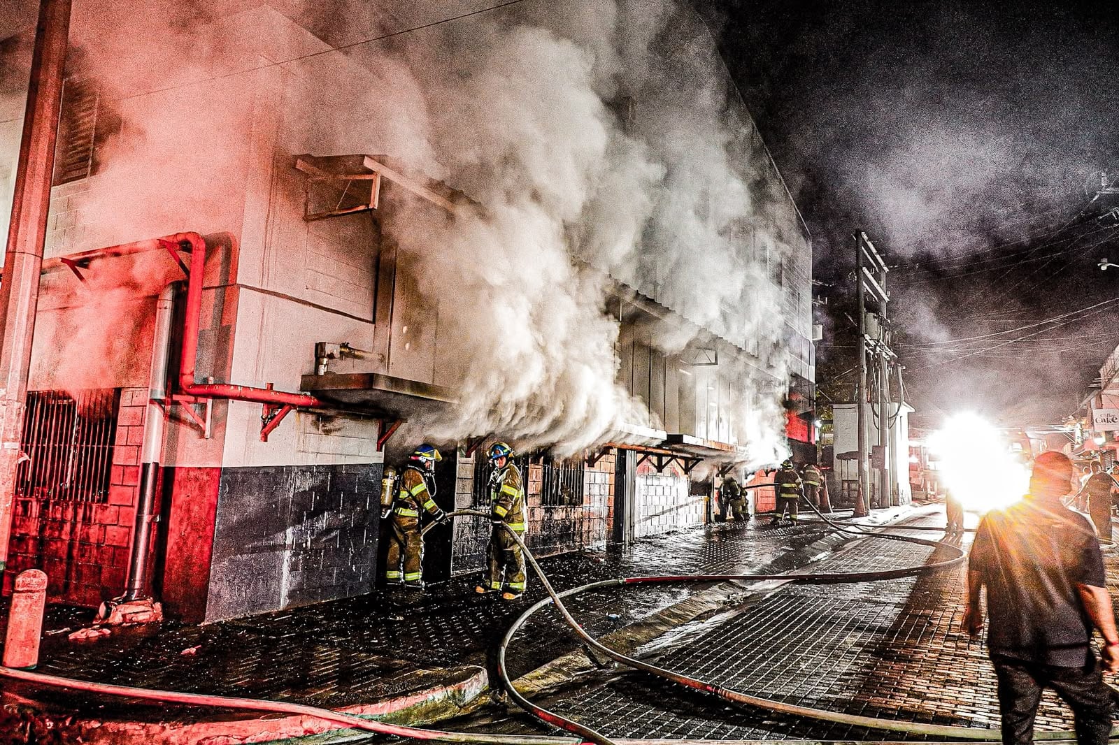 Un incendio de grandes proporciones en El Salvador calcinó más de 70 locales en un mercado municipal