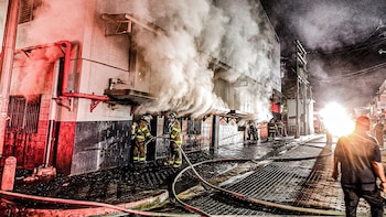 Un incendio de grandes proporciones en El Salvador calcinó más de 70 locales en un mercado municipal