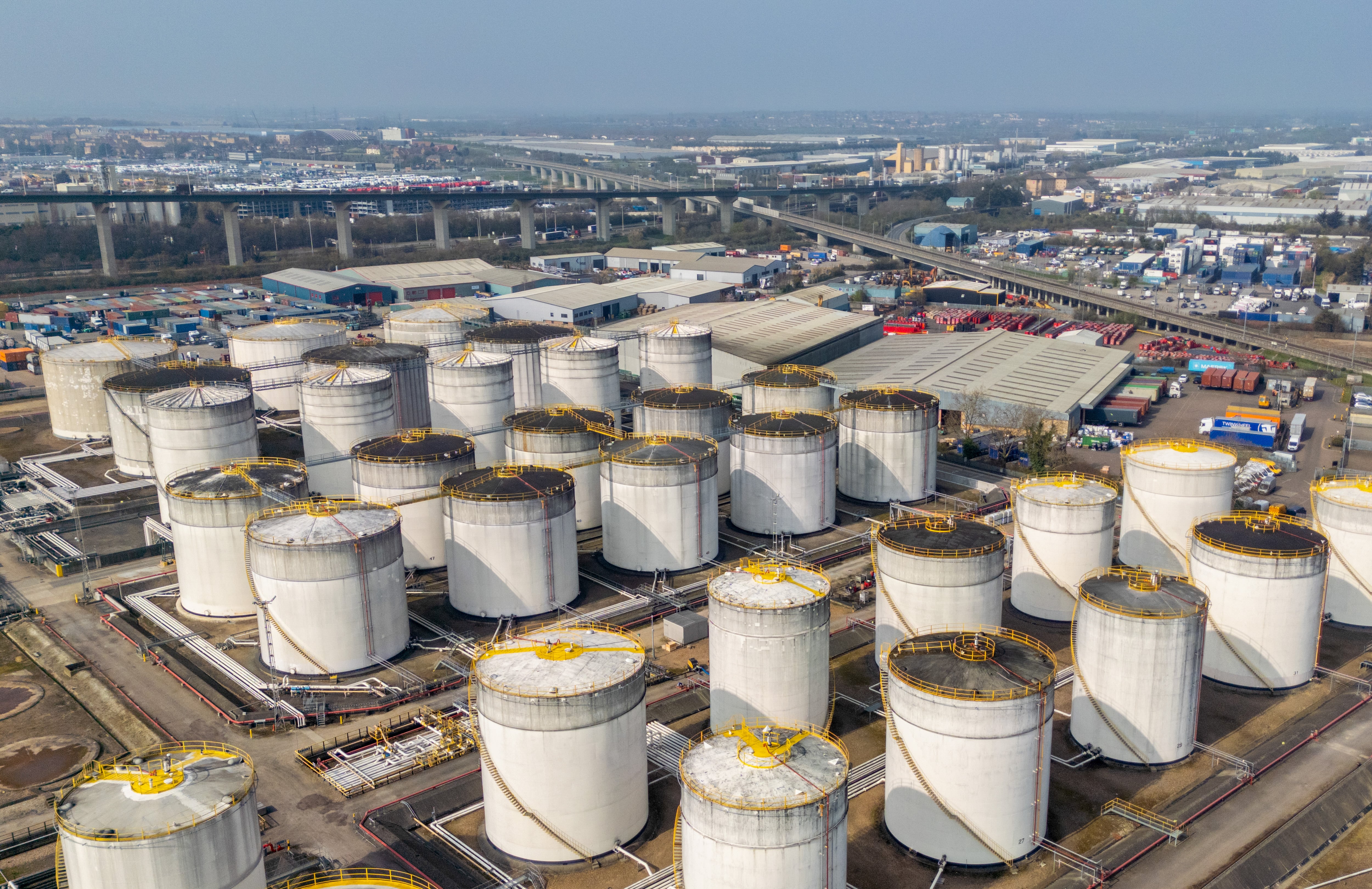 El precio del petróleo superó los 111 dólares por barril en medio la escalada de tensiones en Oriente Medio. (BLOOMBERG7ARCHIVO)