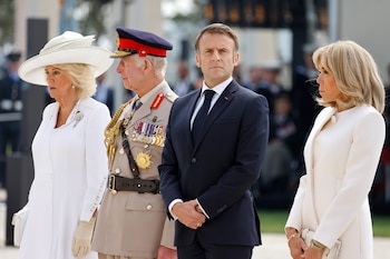 El rey Carlos III del Reino Unido, la reina Camila, el presidente de Francia, Emmanuel Macron, y su esposa Brigitte Macron, en la conmemoración del 80º aniversario del desembarco de Normandía. (EFE/EPA/LUDOVIC MARIN / POOL MAXPPP OUT)