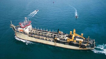 A través de la draga