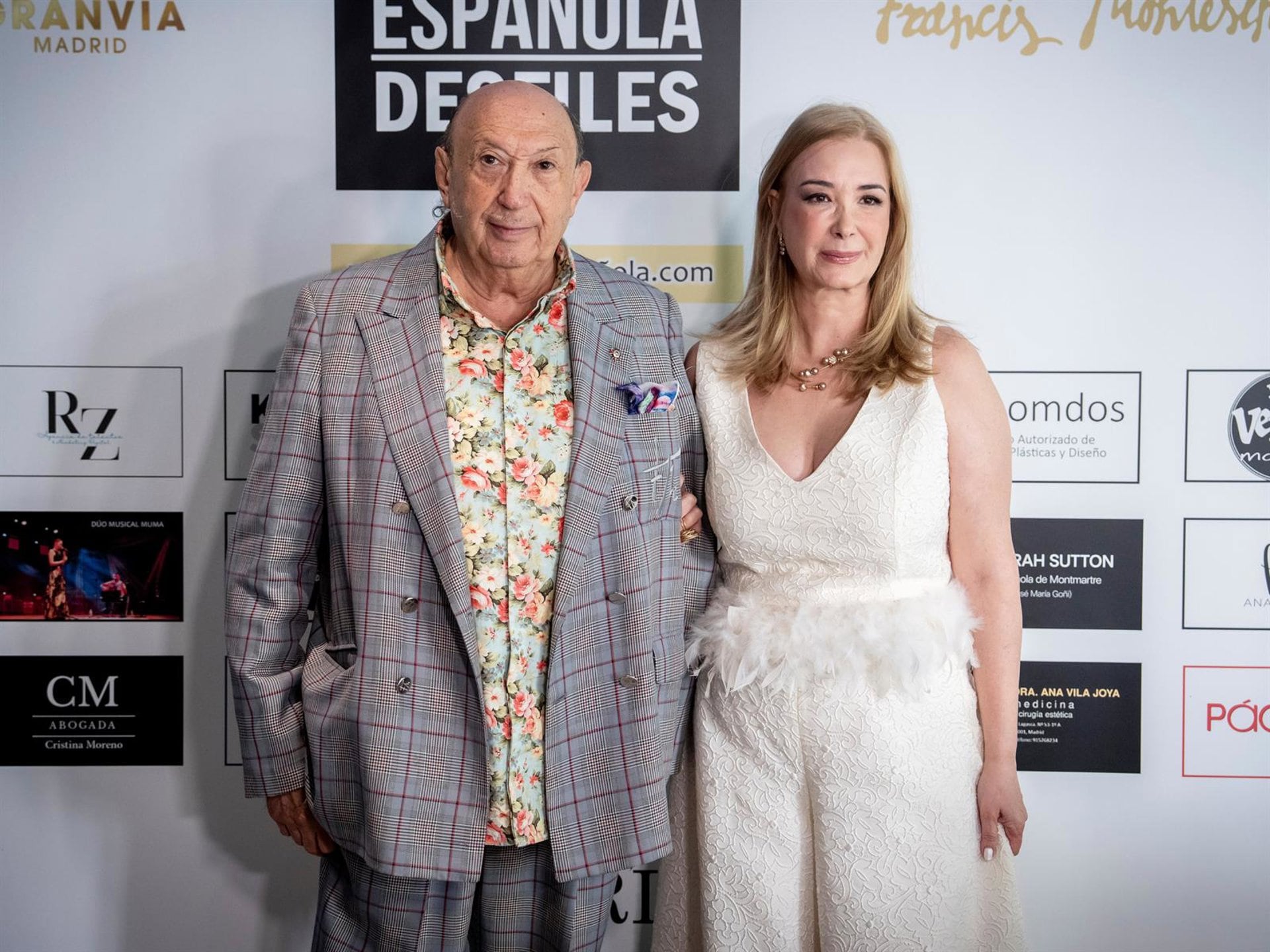 08/10/2026 Francis Montesinos y Susan Villa, presidenta de Pasarela Española, en la presentación de la XX edición en la que se rendirá homenaje al diseñador.La moda