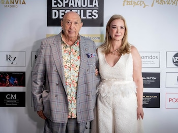 08/10/2026 Francis Montesinos y Susan Villa, presidenta de Pasarela Española, en la presentación de la XX edición en la que se rendirá homenaje al diseñador.
La moda 'made in Spain' está de celebración. La Pasarela Española, que nació en 2017 bajo la presidencia de Susan Villa con la vocación de convertirse en un espacio propio para dar visibilidad, proyección y oportunidades a los diseñadores y a la modea que se hace en nuestro país, dando su espacio a firmas consolidadas, a nuevos creadores y a distintas formas de vivir, entender y sentir la moda, celebra los próximos 17 y 18 de octubre su XX edición en el Casino Gran Vía de Madrid. Y lo hace rindiendo homenaje a uno de nuestros diseñadores más importantes: Francis Montesinos.
EUROPA ESPAÑA SOCIEDAD