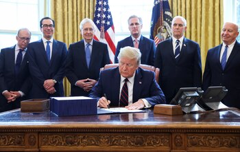 Donald Trump firmando el paquete