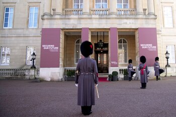 La entrada estaba flanqueada por