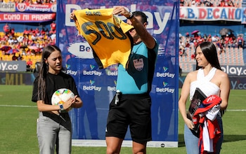 Wilmar Roldán en medio de su homenaje al alcanzar los 500 partidos como juez central del fútbol colombiano - crédito Donaldo Zuluaga / Dimayor