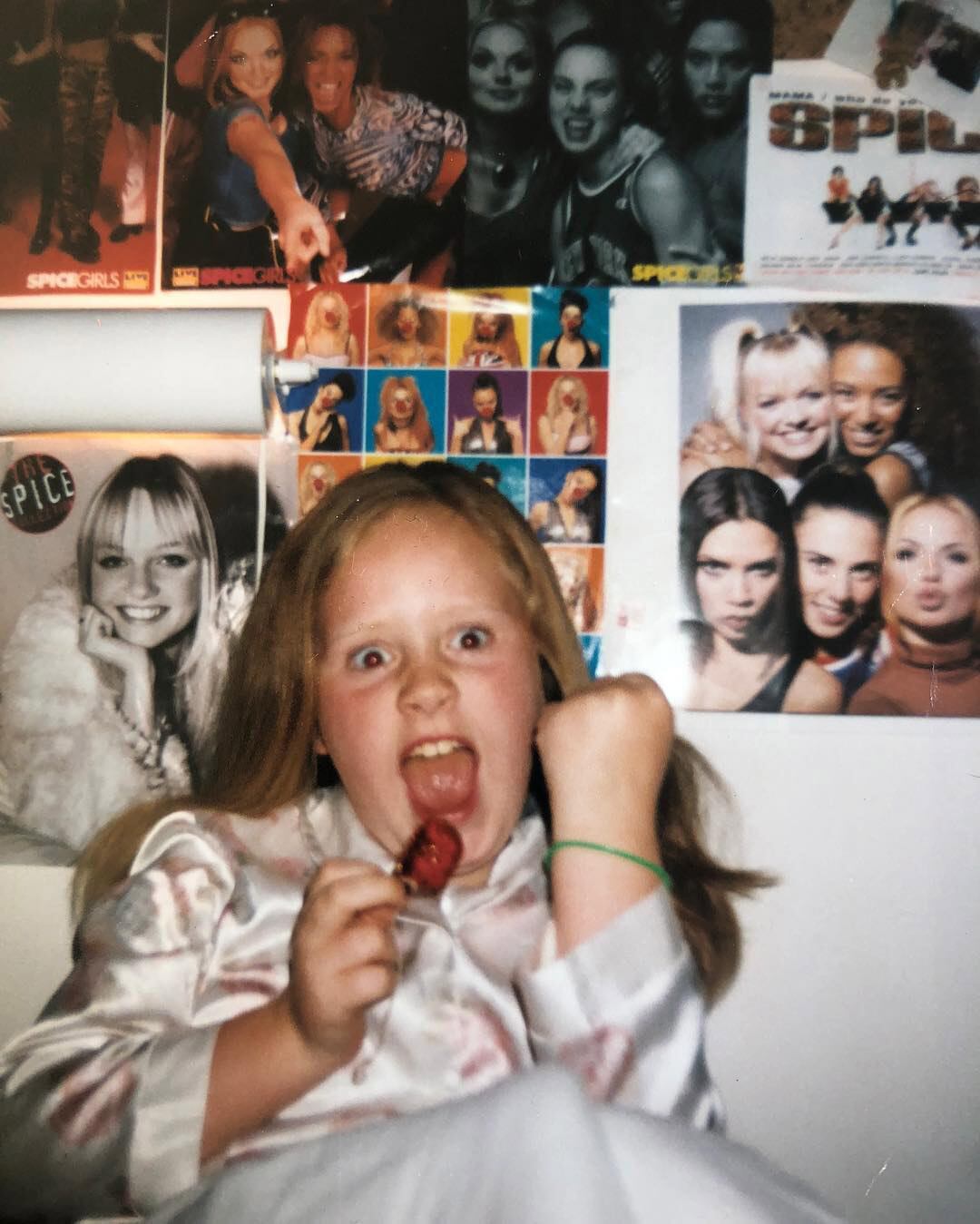 La pequeña Adele en su habitación con los posters de las Spice Girls de fondo