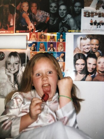 La pequeña Adele en su