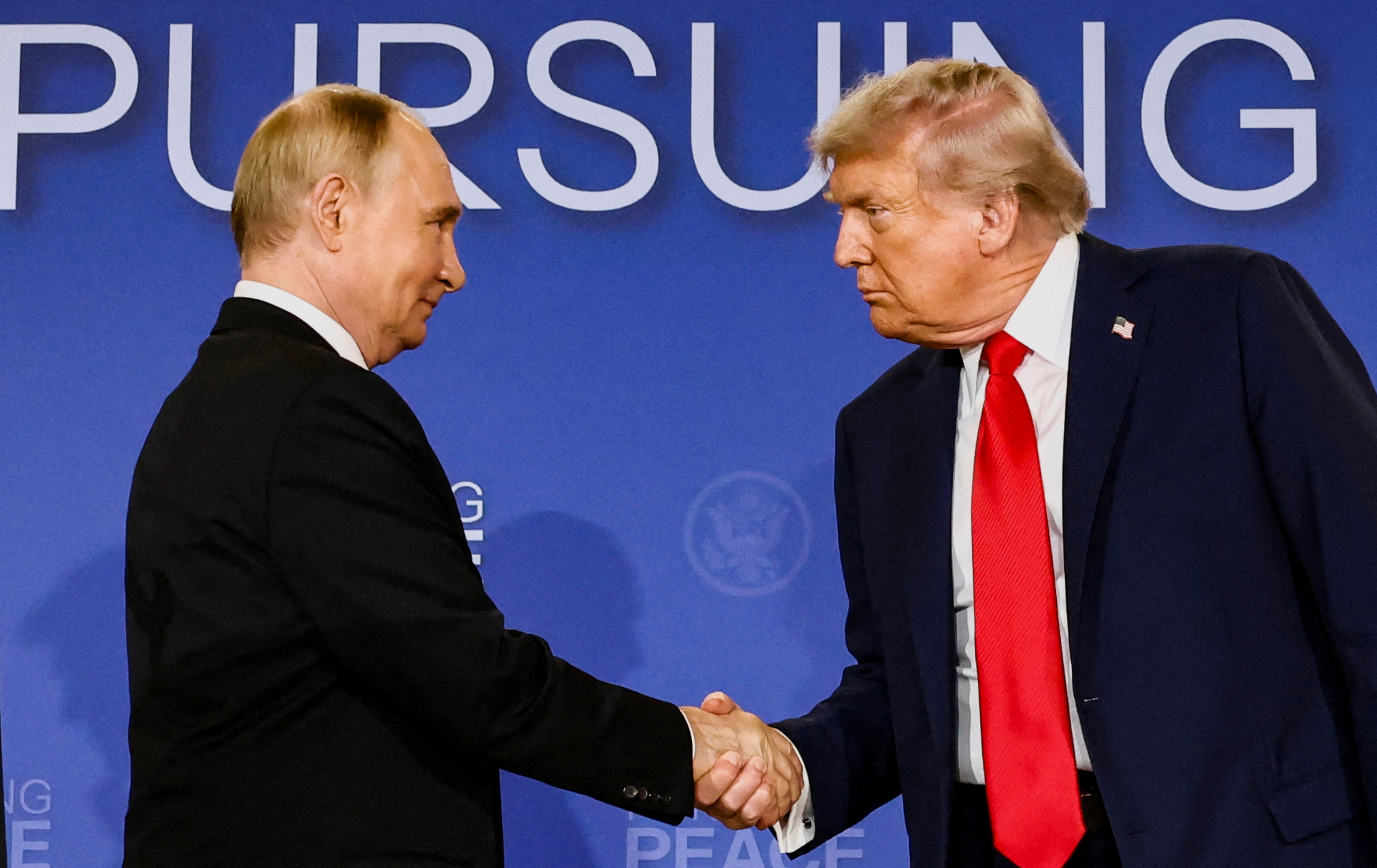 Dmitri Peskov sostuvo que la reunión entre Putin, Trump y Zelensky serviría para firmar una solución negociada y no para resolver diferencias entre los presidentes. (REUTERS/Kevin Lamarque/Archivo)