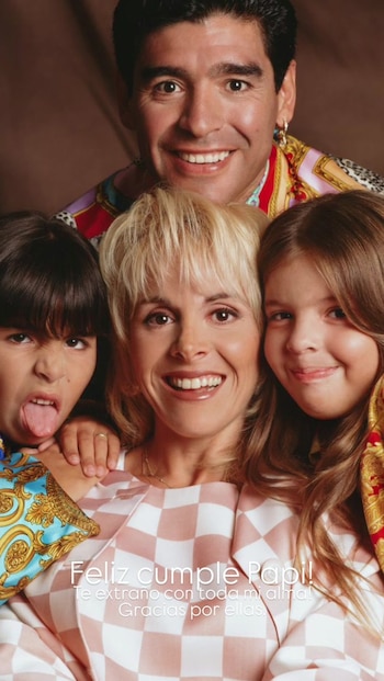 Fotografía familiar de Diego Maradona, Claudia Villafañe y sus dos hijas, con un mensaje superpuesto en letras blancas