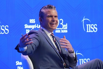 El secretario de Defensa de Estados Unidos, Pete Hegseth, durante un discurso en el foro anual de defensa y seguridad para Asia, Shangri-La Dialogue, el sábado 30 de mayo de 2026, en Singapur (AP Foto/Achmad Ibrahim)