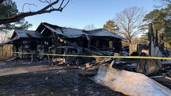 Las imágenes muestran los restos carbonizados después de que las llamas arrasaron la casa en medio de la noche (Foto: AP)