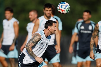 Lionel Messi entrena con la selección argentina en la previa al partido frente a Jordania (EFE/ Juan Ignacio Roncoroni)