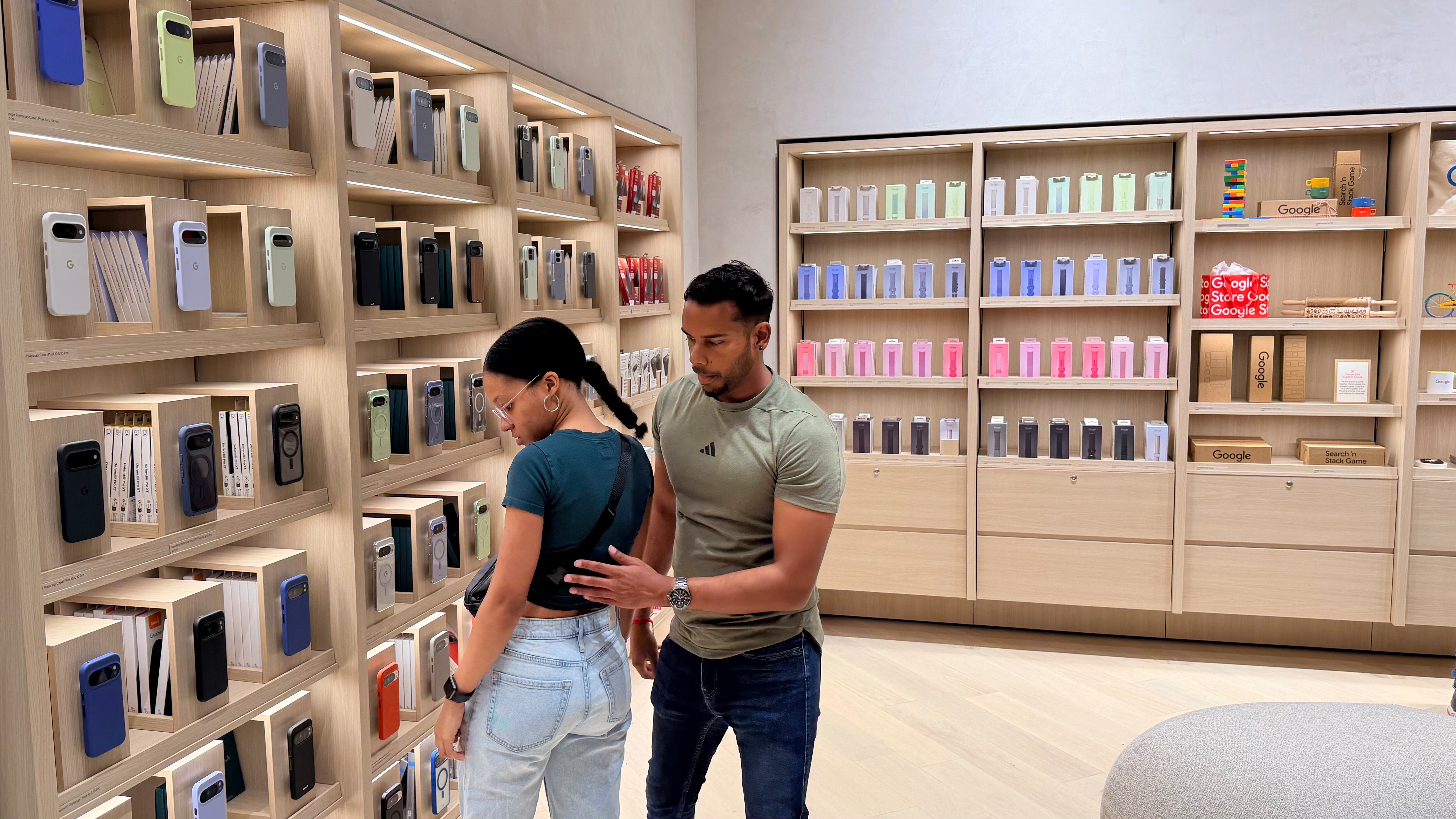 Zona de accesorios y merchandising de Google en la tienda de Aventura, donde los visitantes pueden encontrar productos exclusivos y objetos de la marca.