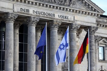 Una bandera israelí ondea junto