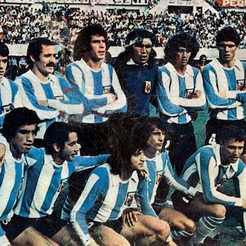 El rosarino, de pie junto