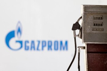 FOTO DE ARCHIVO: Un modelo a escala de una bomba de gasolina frente al logotipo de Gazprom en esta imagen de ilustración tomada el 25 de marzo de 2022. REUTERS/Dado Ruvic