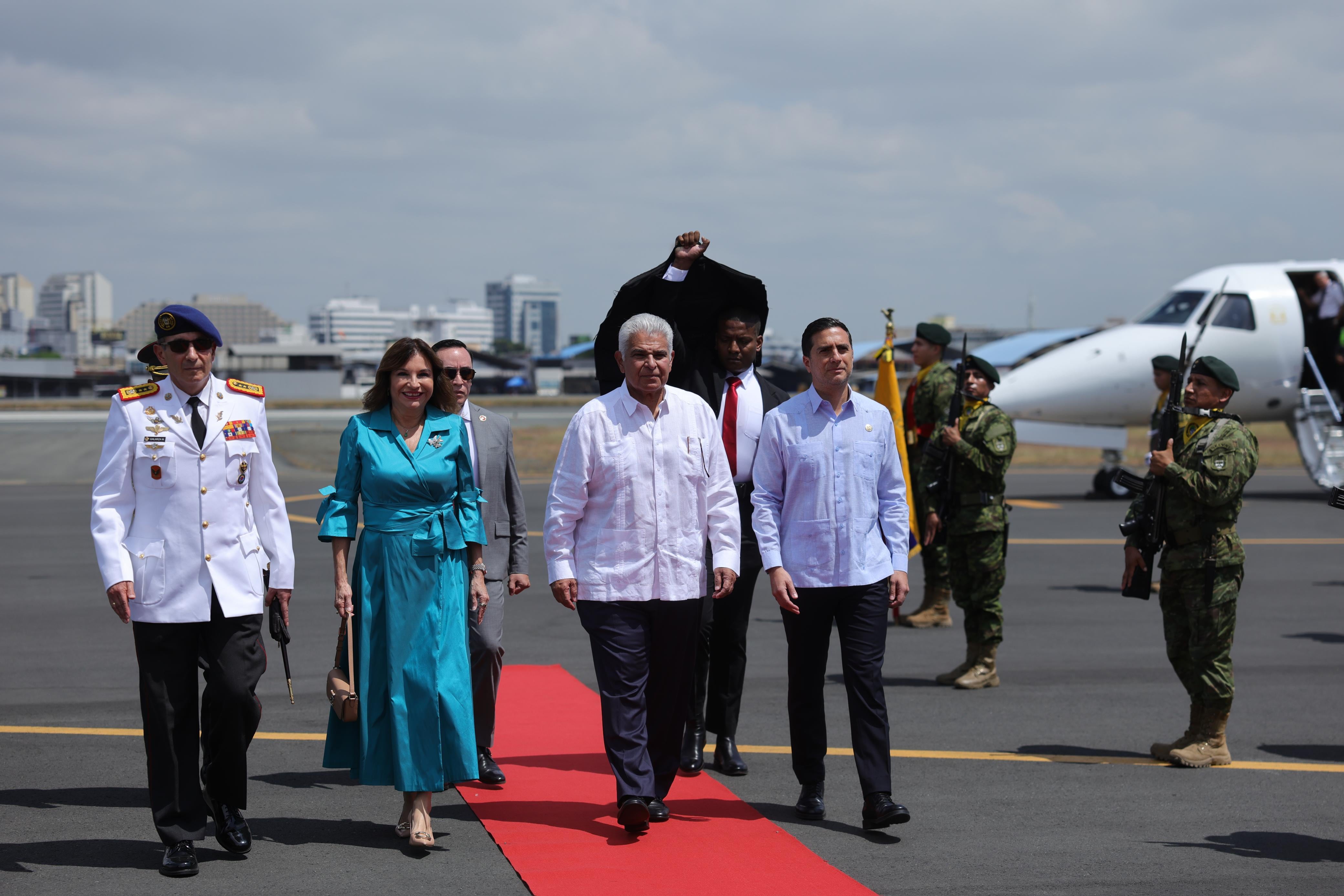 El presidente panameño, José Raúl Mulino llegó este viernes a Guayaquil para cumplir una visita oficial de un día por invitación de Daniel Noboa. Cortesía Presidencia de Panamá