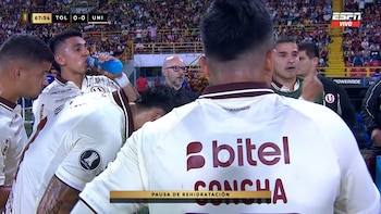 La llamativa imagen de Aldo Corzo en Universitario vs Deportes Tolima: tomó el lugar del DT Javier Rabanal y dio indicaciones