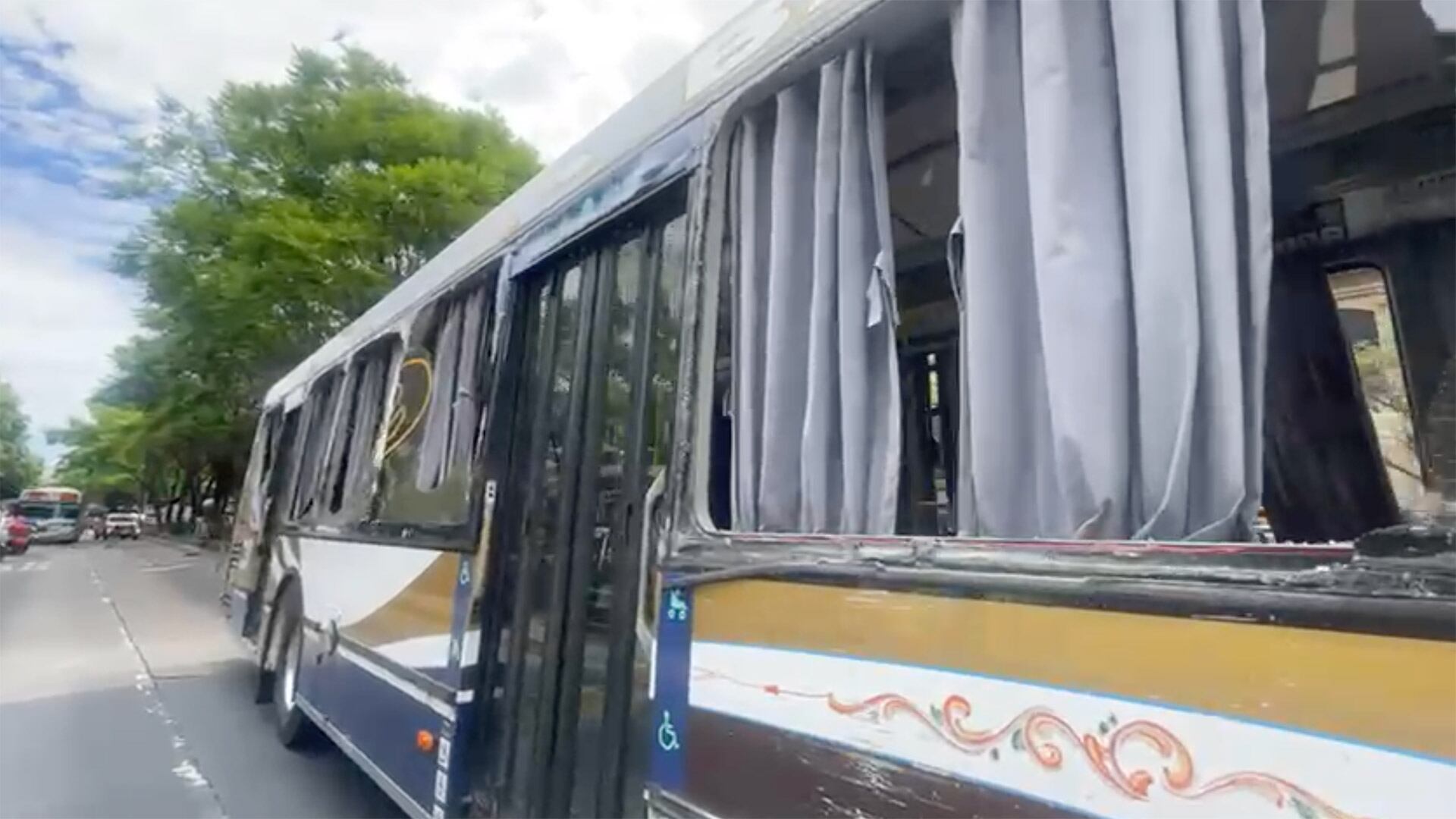 Las ventanas de la línea 39 quedaron completamente destruidas.