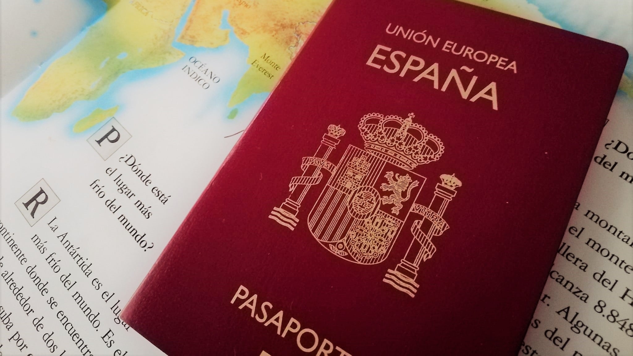 Pasaporte español sobre un mapa. (Europa Press)
