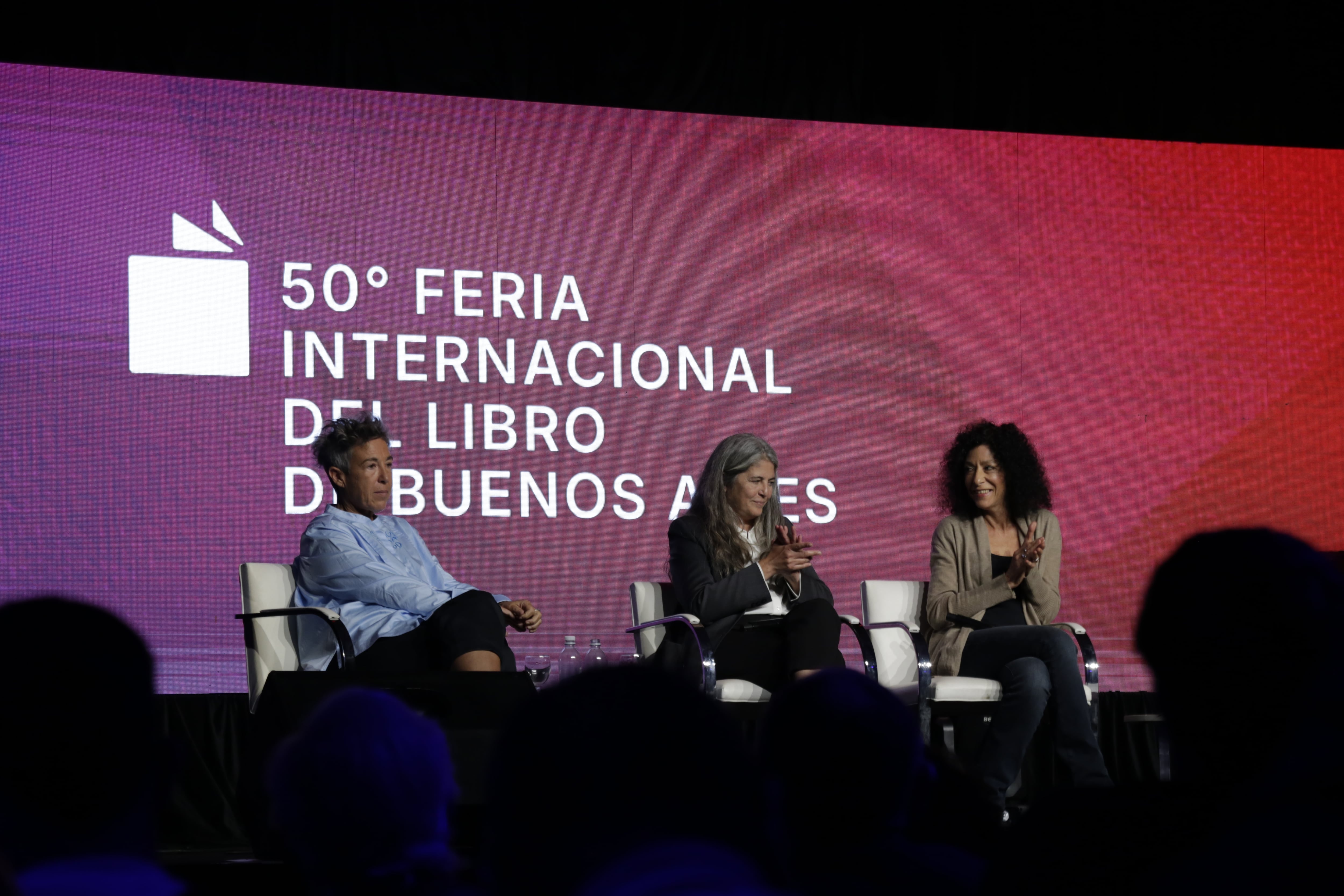 Las tres autoras en la conversación inaugural de la Feria Internacional del Libro de Buenos Aires (Fundación El Libro)