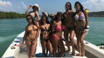 "La Madame" con las presuntas víctimas de la red de prostitución.