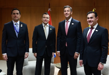 El presidente de Ecuador, Daniel Noboa y el presidente de Paraguay, Santiago Peña; junto a sus cancilleres.