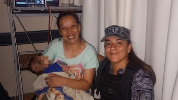 Dos policías le salvaron la