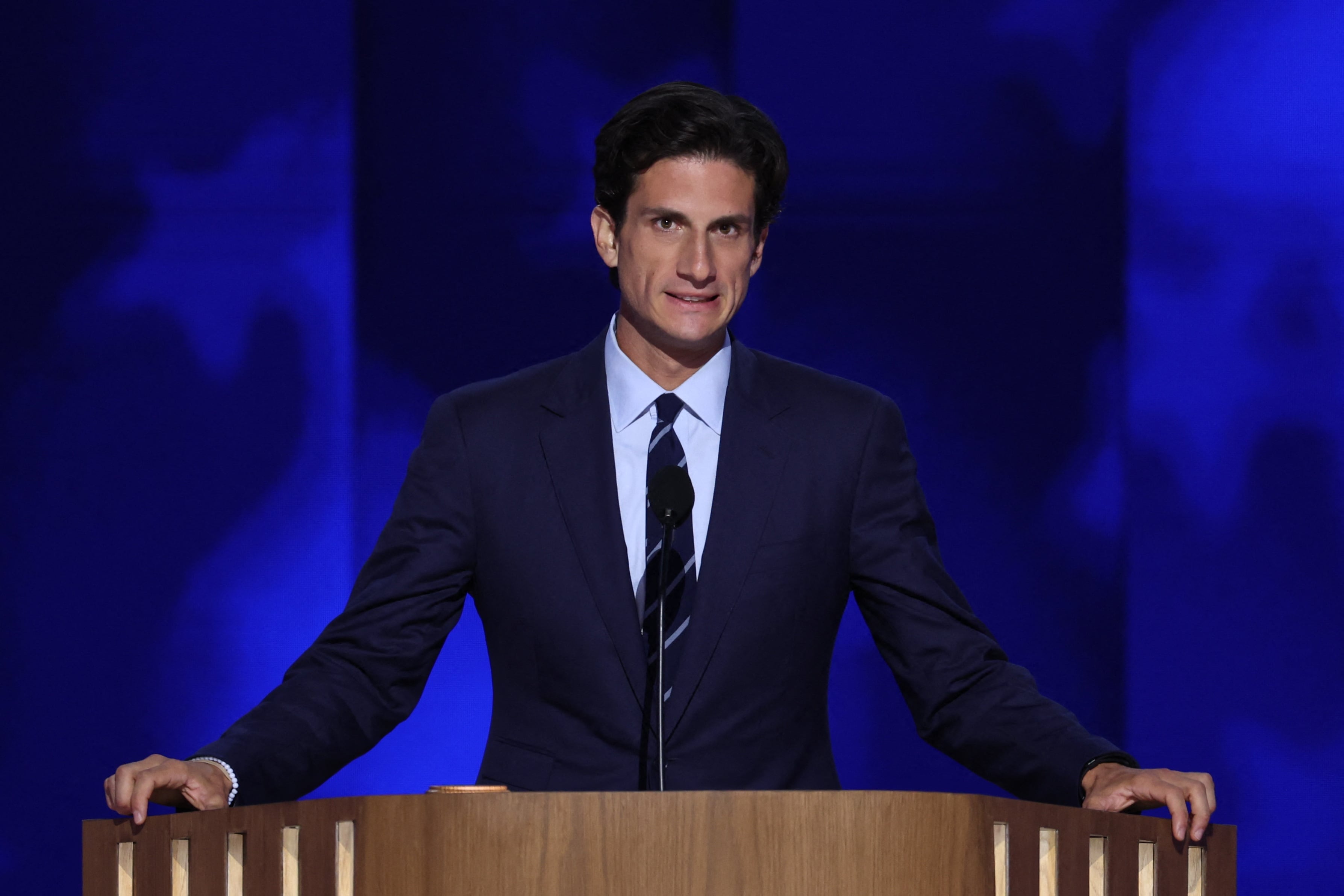 Jack Schlossberg, nieto John F. Kennedy, busca consolidar su carrera política con el partido demócrata (REUTERS)